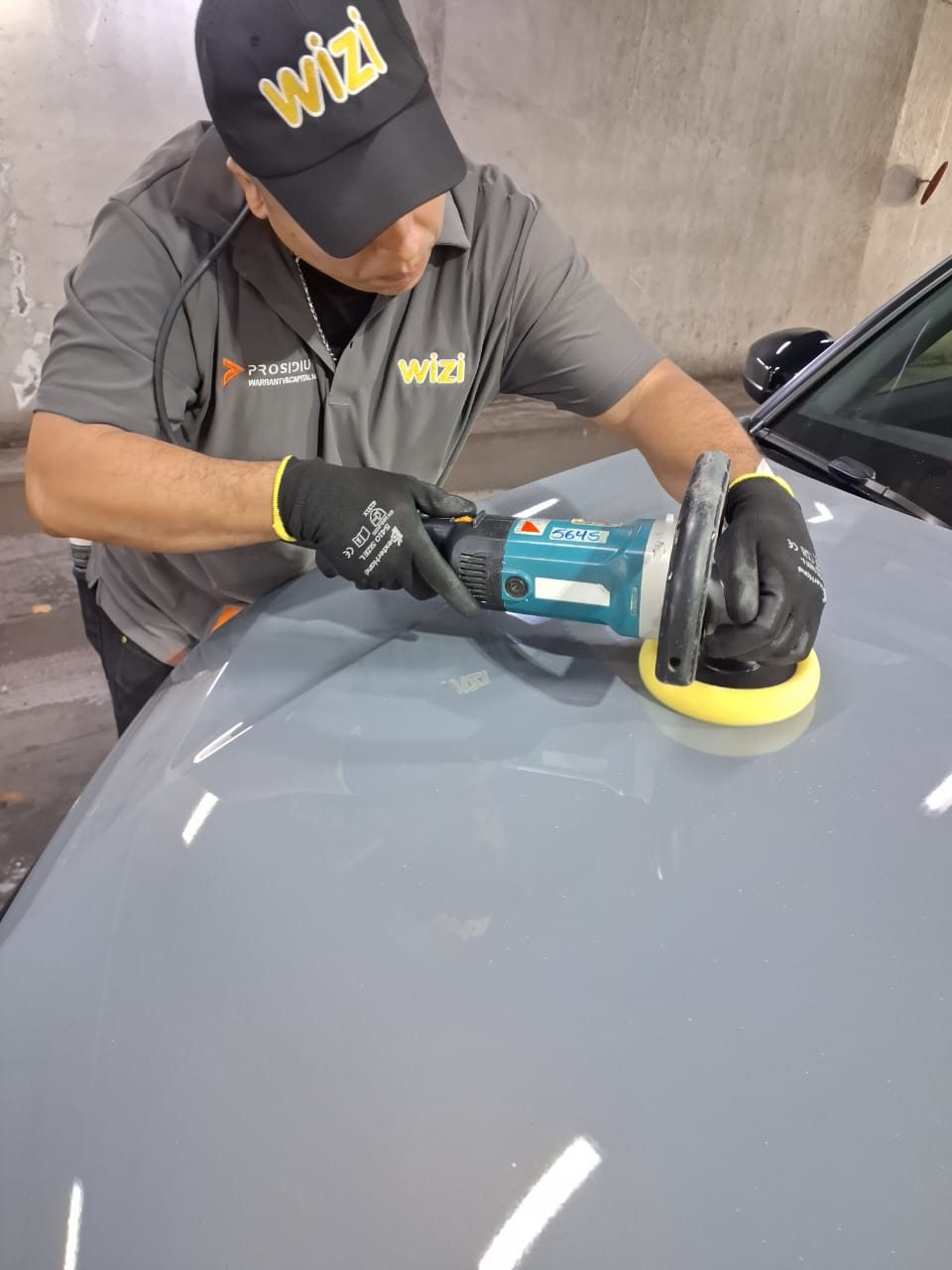 Técnico de Wizi puliendo el cofre de un vehículo con Cilajet