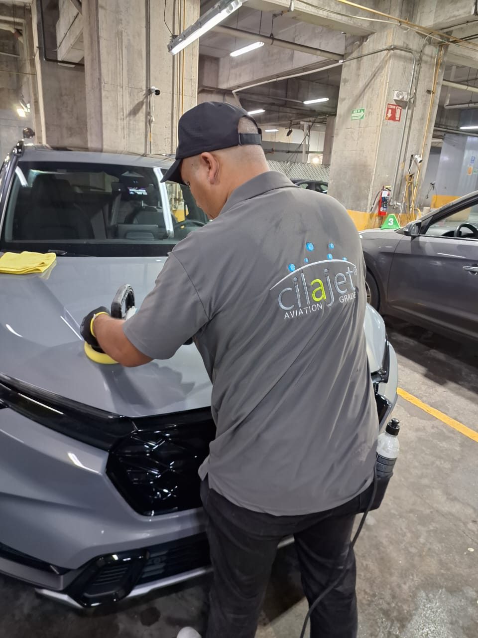 Técnico de Wizi aplicando la protección Cilajet